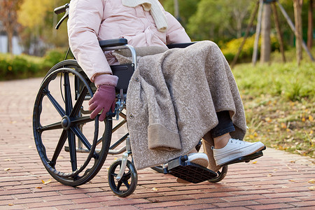 户外老人坐轮椅特写背景图片