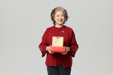 新年形象老奶奶手拿春节礼盒背景图片