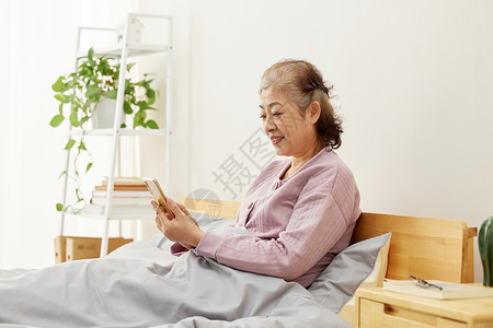 独居老人床上使用手机图片
