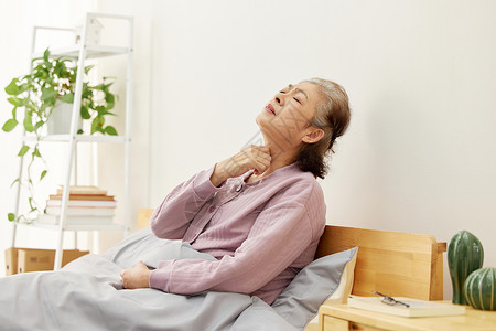 生病卧床的老人喉咙痛休息高清图片素材