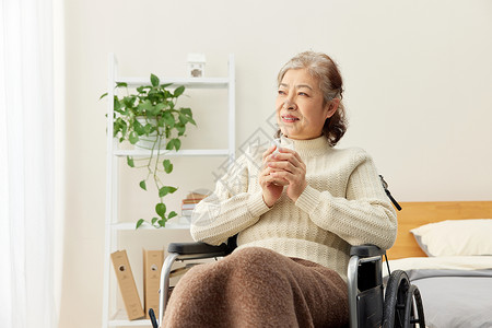 坐轮椅的老奶奶居家休息喝水图片