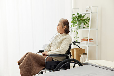 坐轮椅的老奶奶居家休息图片