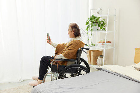 轮椅上的老人给家人视频通话图片