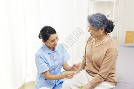护工给老年女性按摩身体陪护高清图片素材