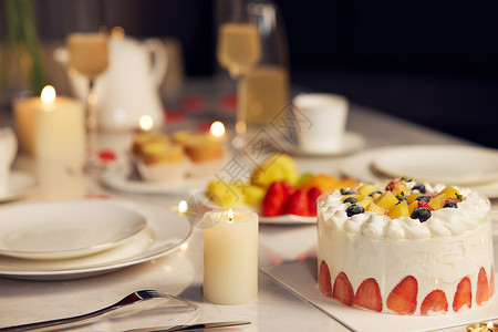生日蛋糕精致浪漫烛光晚餐图片