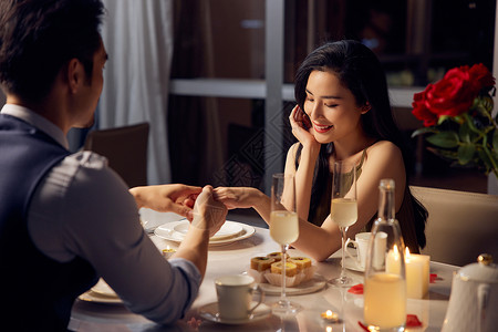 浪漫情侣烛光晚餐表达爱意高清图片