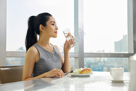 居家美女精致早餐轻食高清图片