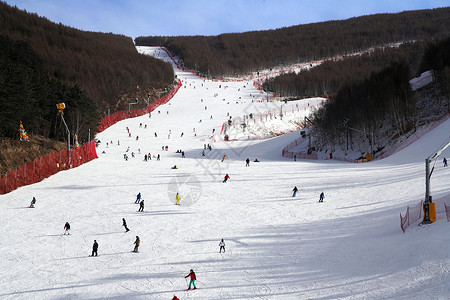 山顶俯视滑雪场背景