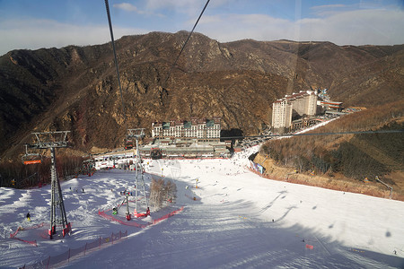 中国最长索道滑雪场背景