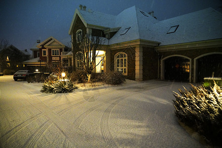 冬天夜晚房子别墅区雪景背景