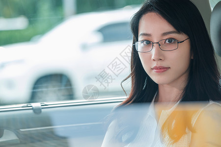 坐在汽车里的知青年女人高清图片