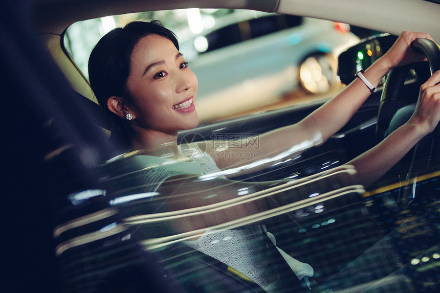 漂亮的年轻女人开车图片