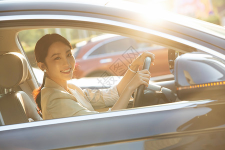 快乐的青年女人开车高清图片