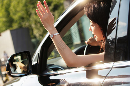 开车打招呼的青年女人图片