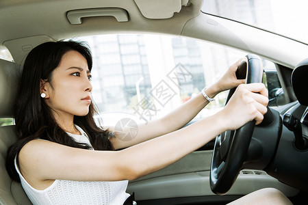 驾车生气的青年女人愤怒高清图片素材