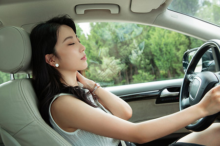 疲倦的青年女人开车高清图片