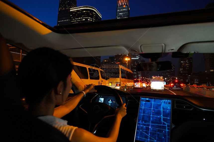 夜晚堵车中的青年女人图片