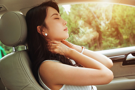 驾驶座上疲倦的青年女人图片