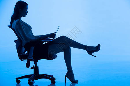 成功人士剪影商务女士坐在椅子上使用电脑背景