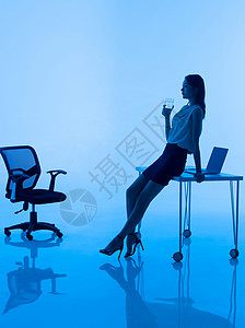 蓝色科技公司商务女士在办公室里喝水背景