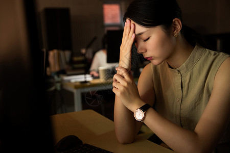 在办公室加班的年轻女士图片