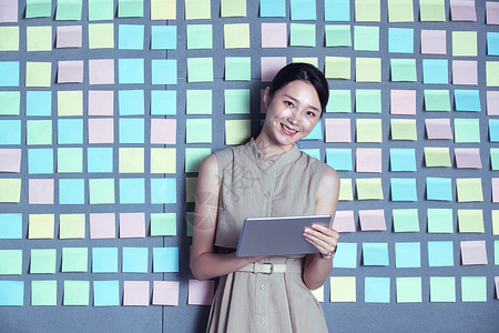 电脑纸墙素材站在便利贴墙壁前的青年女人背景