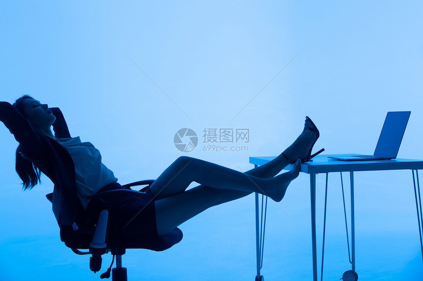 商务女士靠在椅子上休息图片
