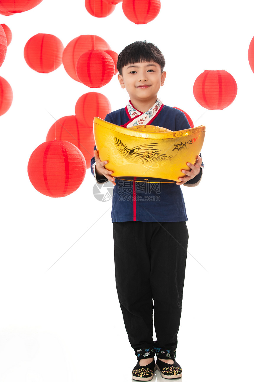 可爱的小男孩抱着金元宝图片