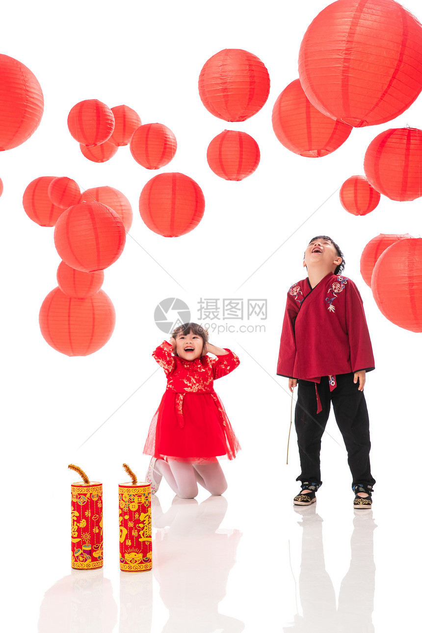 新年放爆竹的欢乐男孩女孩图片