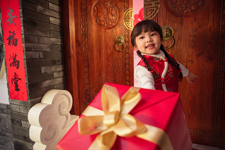 新年收到礼物的快乐小女孩图片