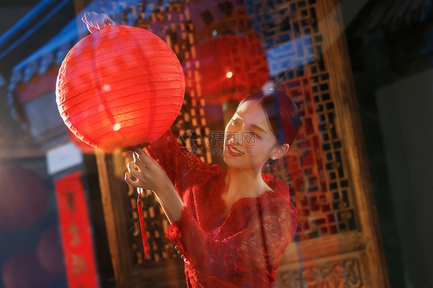 年轻女人过年挂红灯笼图片