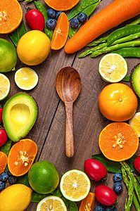 俯拍水果蔬菜和木匙图片
