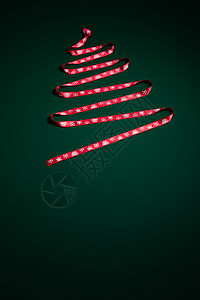 红色传统线条丝带摆成圣诞树形状背景
