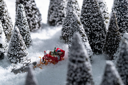 雪地上驯鹿拉着圣诞老人图片