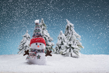 雪中的雪人影棚圣诞树高清图片