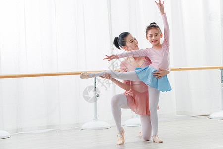 舞蹈服年轻舞蹈老师教小女孩跳舞背景