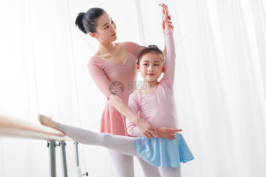 年轻舞蹈老师教小女孩跳舞图片