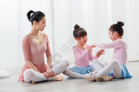 舞蹈服年轻舞蹈教师和小女孩们背景