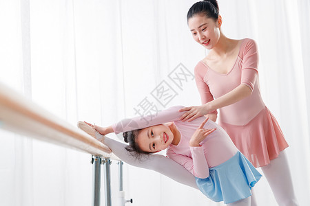 年轻舞蹈老师教小女孩跳舞高清图片
