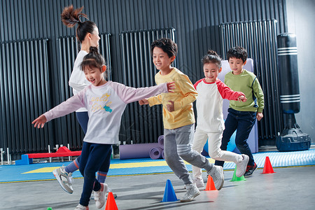 健身标志儿童在教练的指导下进行体能训练背景