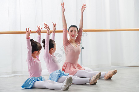 穿舞蹈鞋女孩年轻舞蹈老师教小女孩们跳舞背景