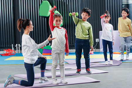 瑜伽培训班儿童在教练的指导下进行体能训练背景