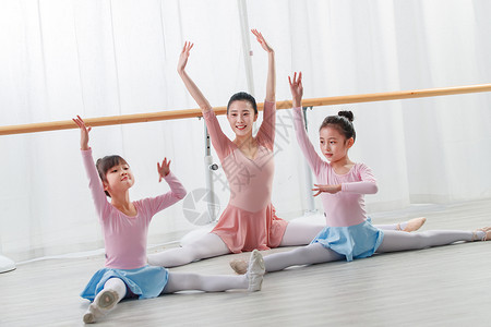 舞蹈服年轻舞蹈老师教小女孩们跳舞背景