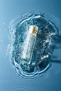 小泡泡水面上的化妆品瓶子背景