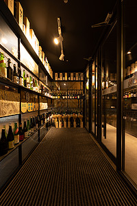 洋酒文化素材日料餐厅内的酒柜背景