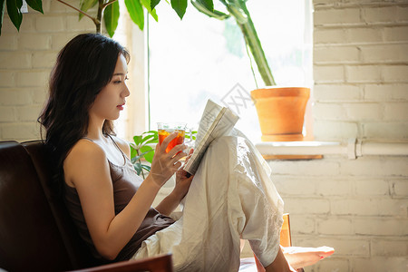 躺着读书的美女年轻女人在家喝茶看书背景