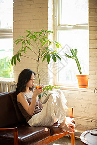 年轻女人在家喝茶看书高清图片