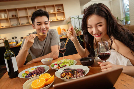 年轻夫妇在家吃饭视频高清图片