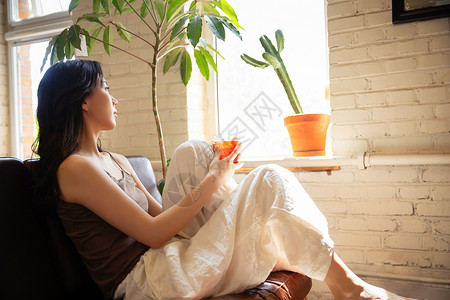 马家柚年轻女人在家喝茶休息背景