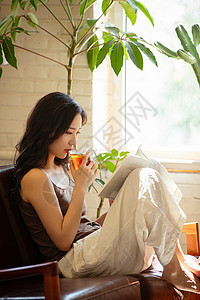 躺着读书的美女年轻女人在家喝茶看书背景